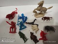 Lot vechi figurine din perioada comunistă: indieni, cowboy, animale, soldați