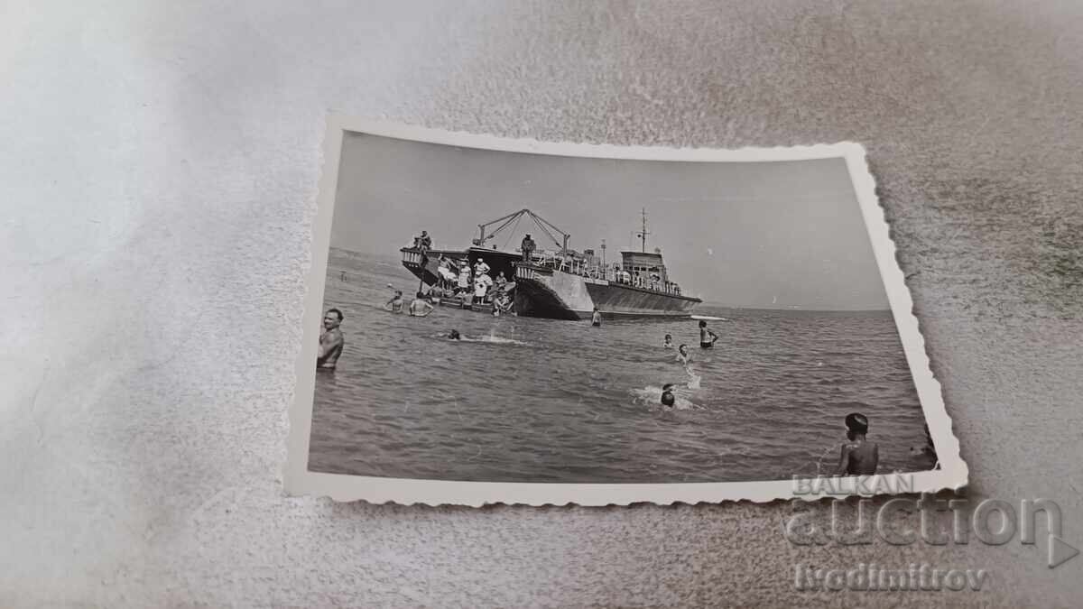 Снимка Мъже и жени на ферибот в морето Снимка Мъже и жени на ферибот в морето