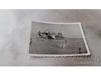 Φωτογραφία Άνδρες και γυναίκες σε φέριμποτ στη θάλασσα