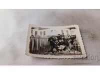 Φωτογραφία Νέων και κοριτσιών με φτυάρια στον δρόμο 1943