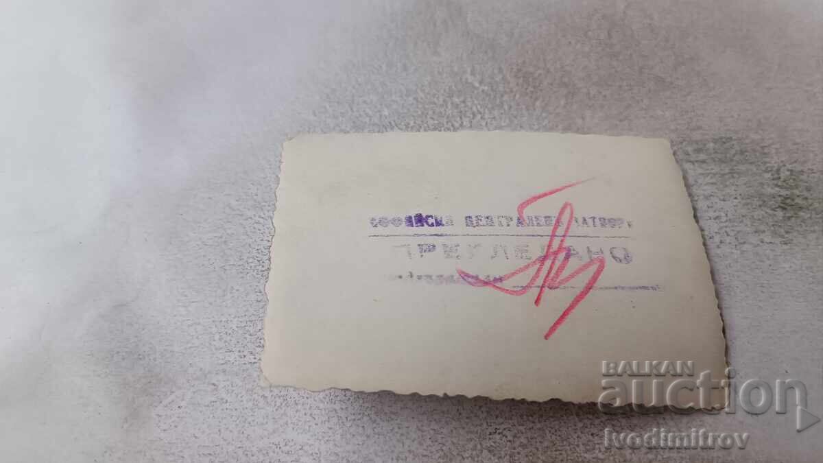 Φωτογραφία Δύο νεαρών κοριτσιών με δύο στάμνες νερού στο πάρκο με τιμή 1.85 BGN | € 0.95