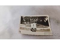 Fotografie Două fete tinere cu două ulcioare de apă în parc