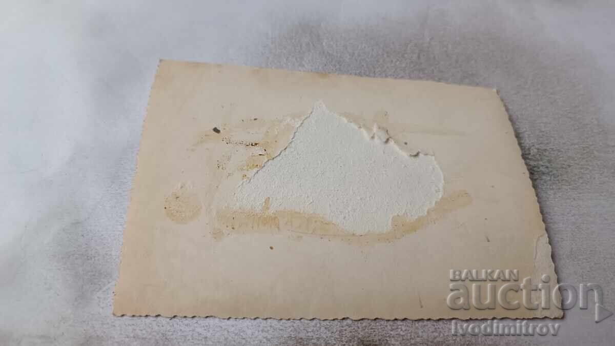 Φωτογραφία Κοριτσιού που κάθεται σε παγκάκι στο πάρκο με τιμή 1.85 BGN | € 0.95 Φωτογραφία Κοριτσιού που κάθεται σε παγκάκι στο πάρκο με τιμή 1.85 BGN | € 0.95