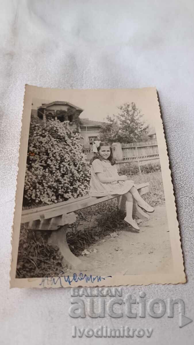 Φωτογραφία Κοριτσιού που κάθεται σε παγκάκι στο πάρκο Φωτογραφία Κοριτσιού που κάθεται σε παγκάκι στο πάρκο