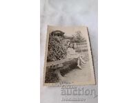 Φωτογραφία Κοριτσιού που κάθεται σε παγκάκι στο πάρκο