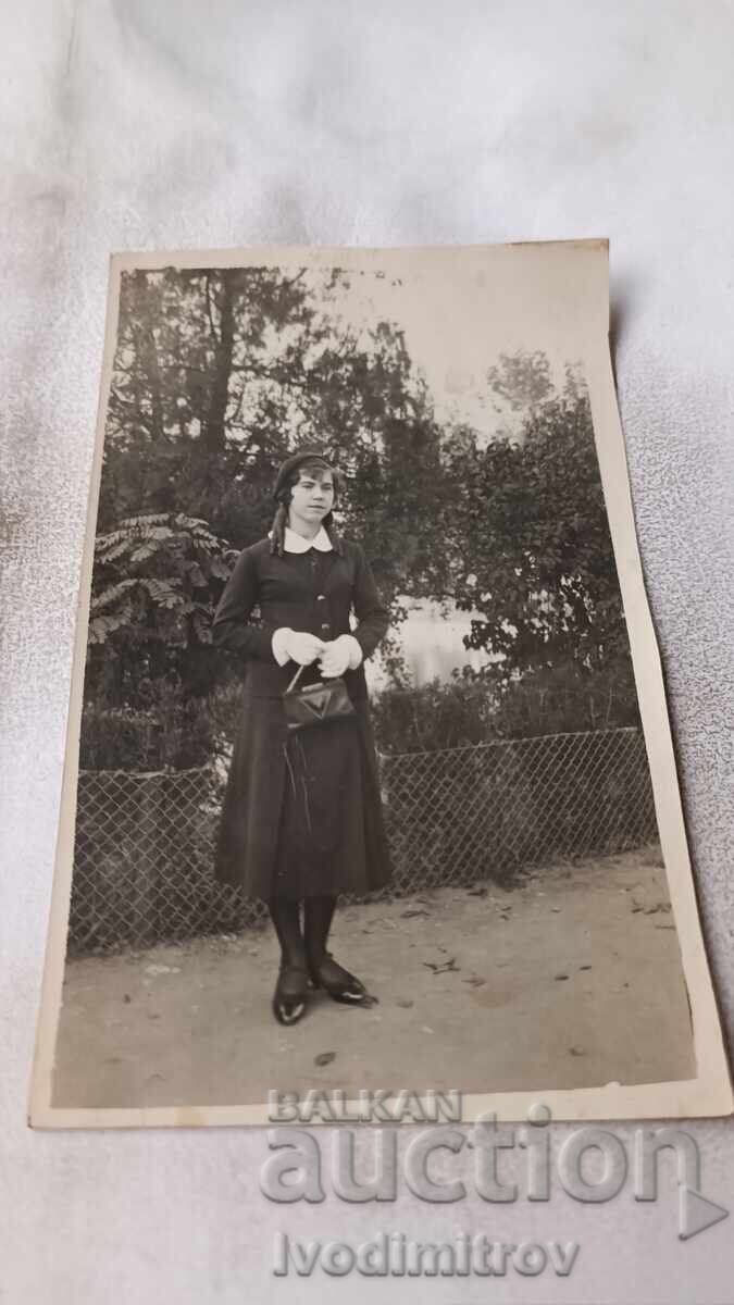 Photo Young girl in the park Photo Young girl in the park