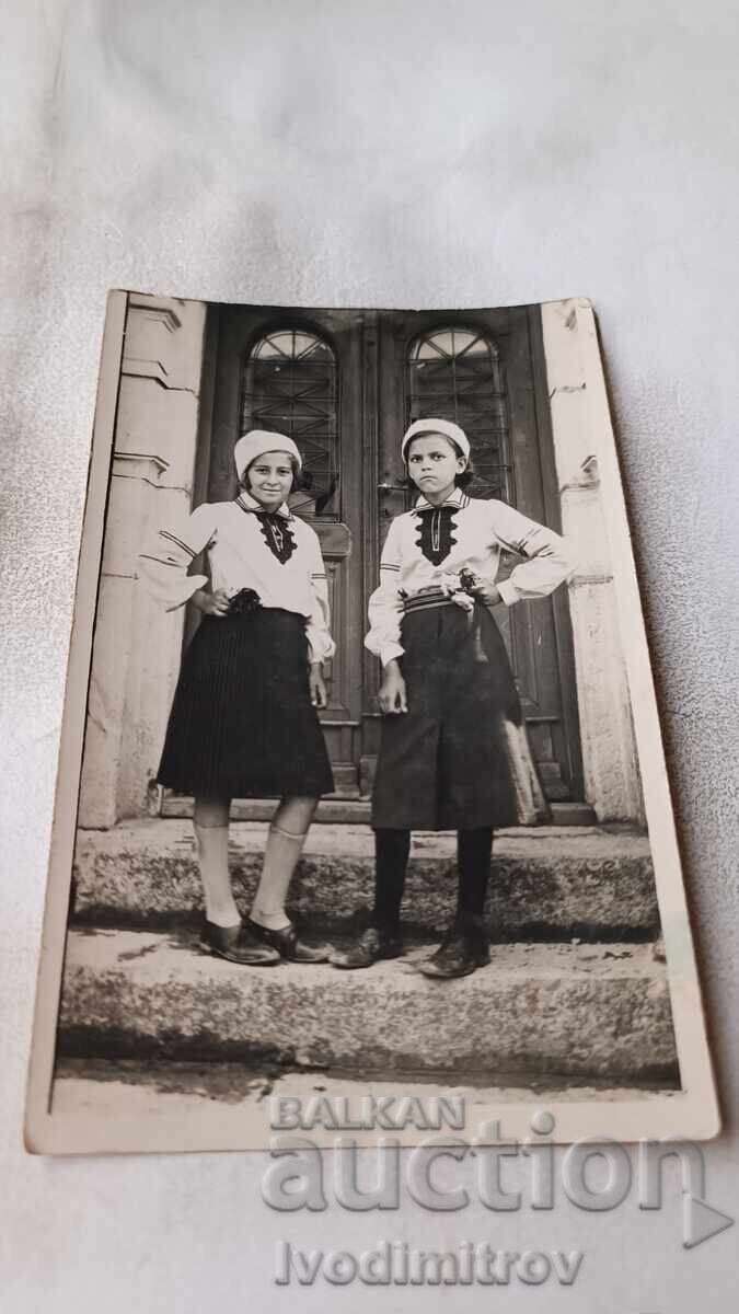 Снимка Две момичета в народни носии