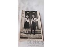 Φωτογραφία Δύο κορίτσια με λαϊκές φορεσιές