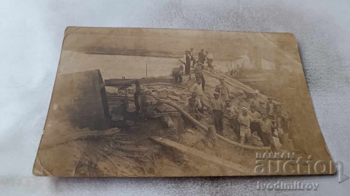 Fotografie Bărbați lângă pompă de apă