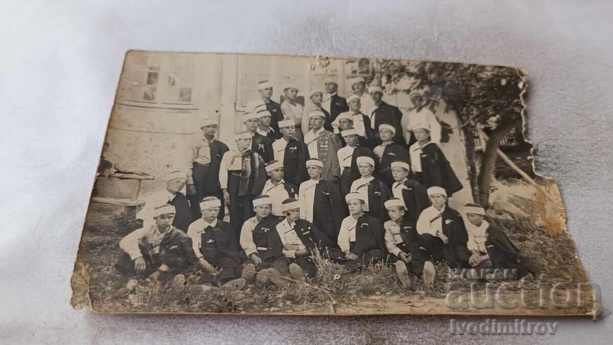 Снимка Бургасъ Мъж и момчета в юнашки униформи 1930