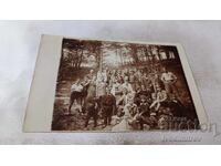 Fotografie Cișmeaua Țumerna Băieți și fete lângă cișmea la cabană