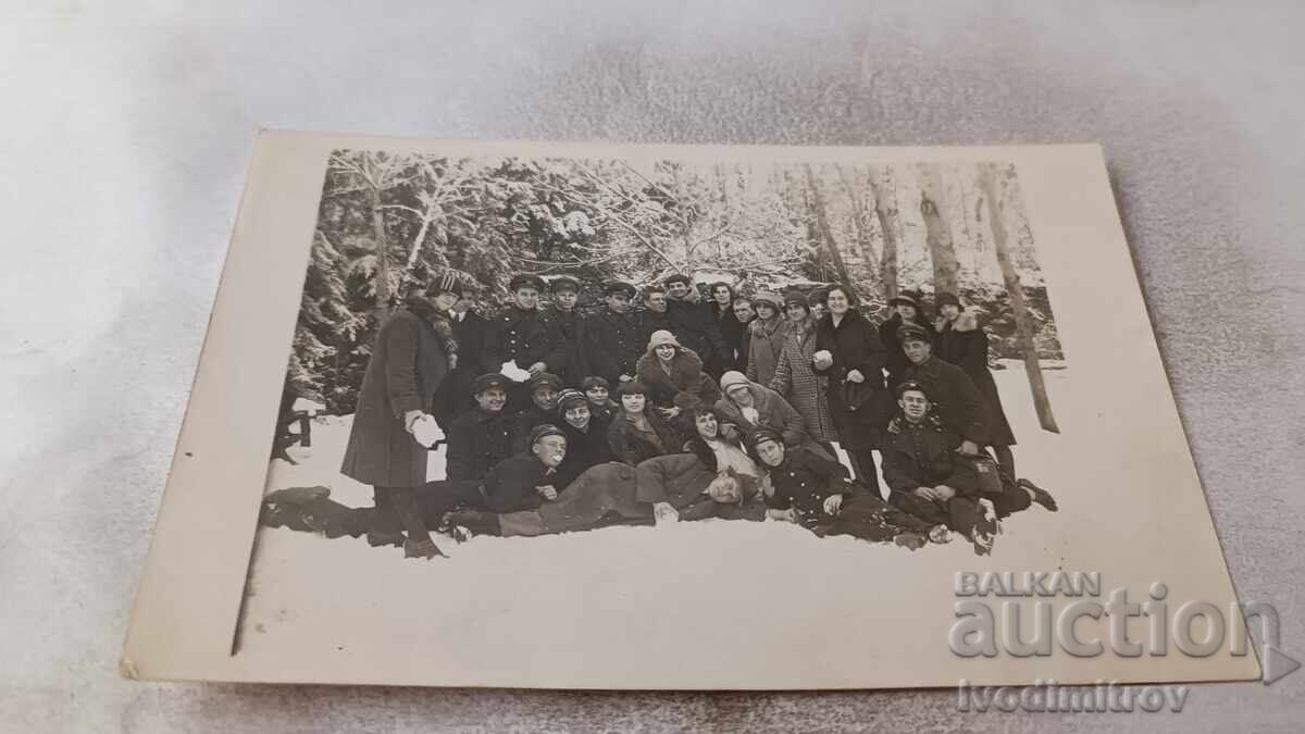 Fotografie Tineri și tinere în parc iarna