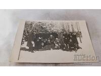 Φωτογραφία Νέων και κοριτσιών στο πάρκο το χειμώνα