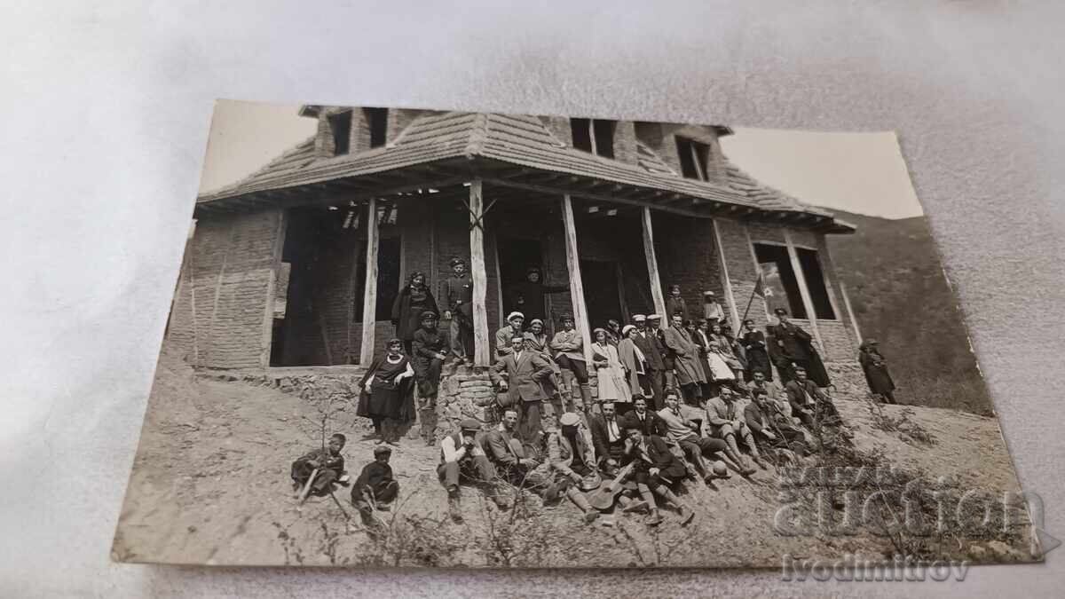 S-ka Oborishte Άνδρες γυναίκες και παιδιά μπροστά από το τουριστικό καταφύγιο 1931