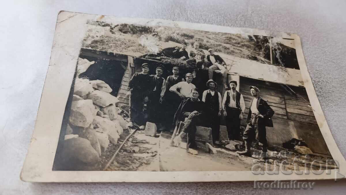 Φωτογραφία Άνδρες μπροστά στην είσοδο του ορυχείου