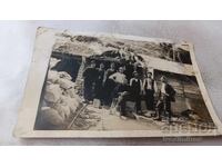 Φωτογραφία Άνδρες μπροστά στην είσοδο του ορυχείου