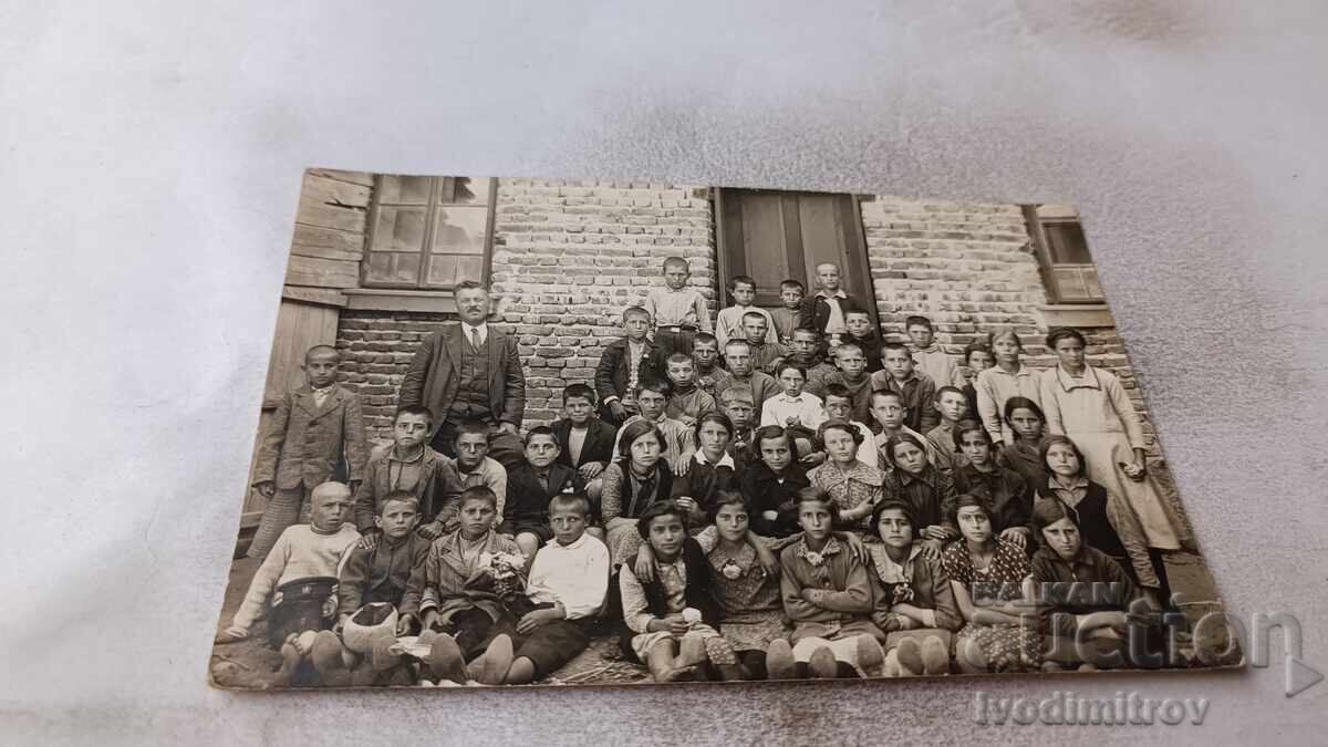 Φωτογραφία Αϊτοσού Μαθητές με τον δάσκαλό τους 1934