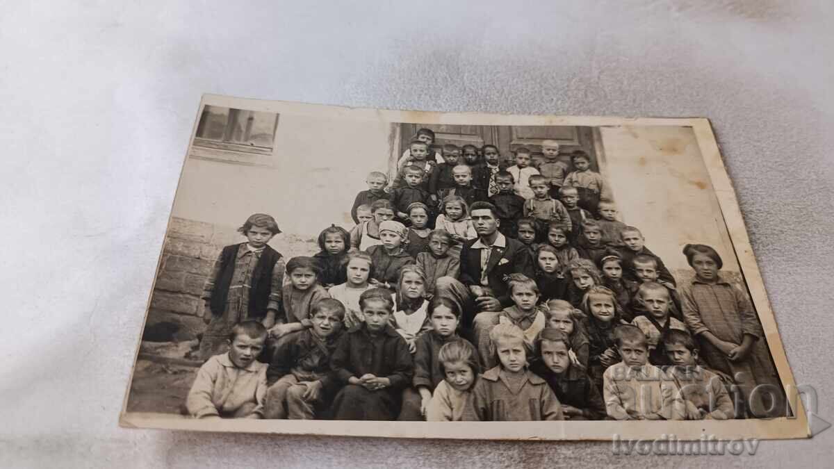 Foto Elevii cu profesorul lor