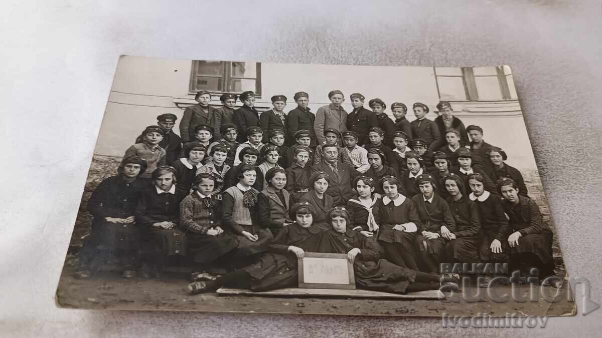Photo of Second Grade Students with their Teacher