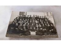 Fotografie Elevi de clasa a II-a cu învățătorul lor