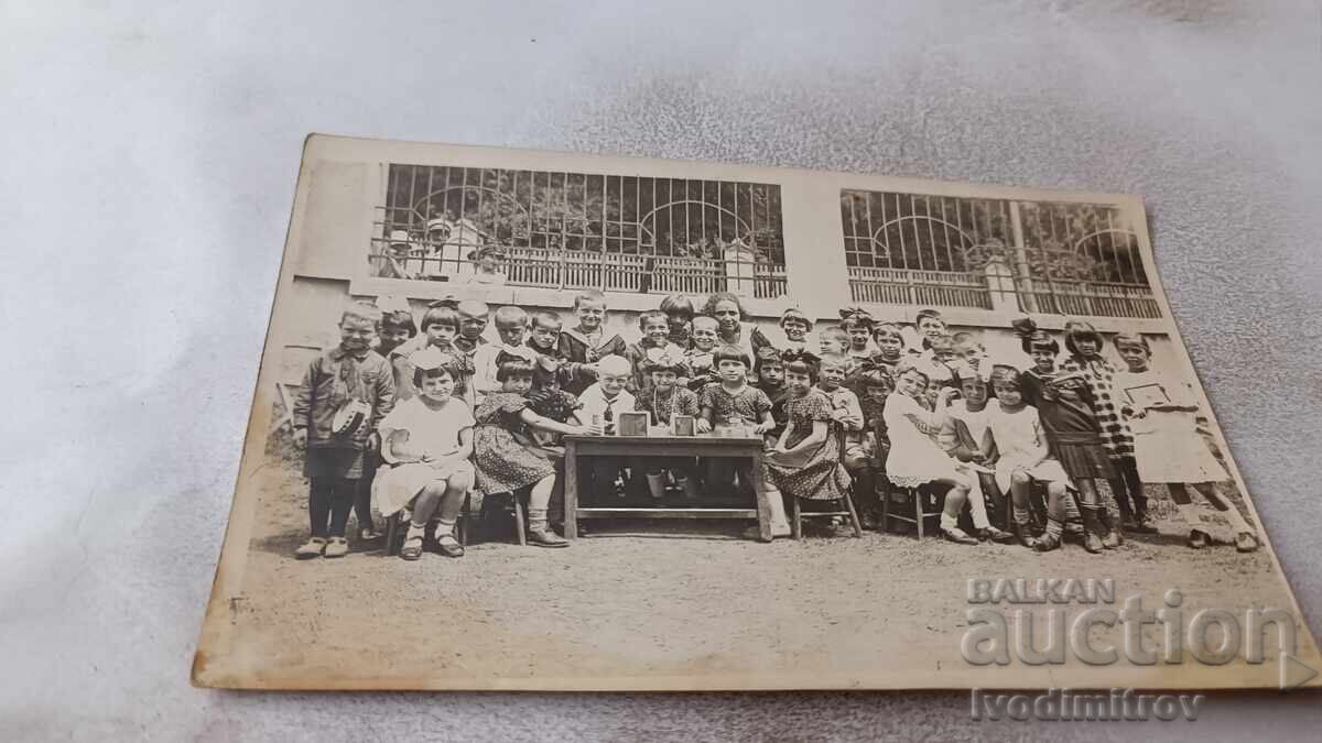 Φωτογραφία Παιδιών με την δασκάλα τους στην αυλή του νηπιαγωγείου