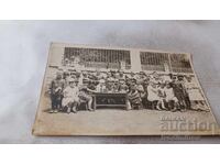 Fotografie Copii cu educatoarea lor în curtea grădiniței
