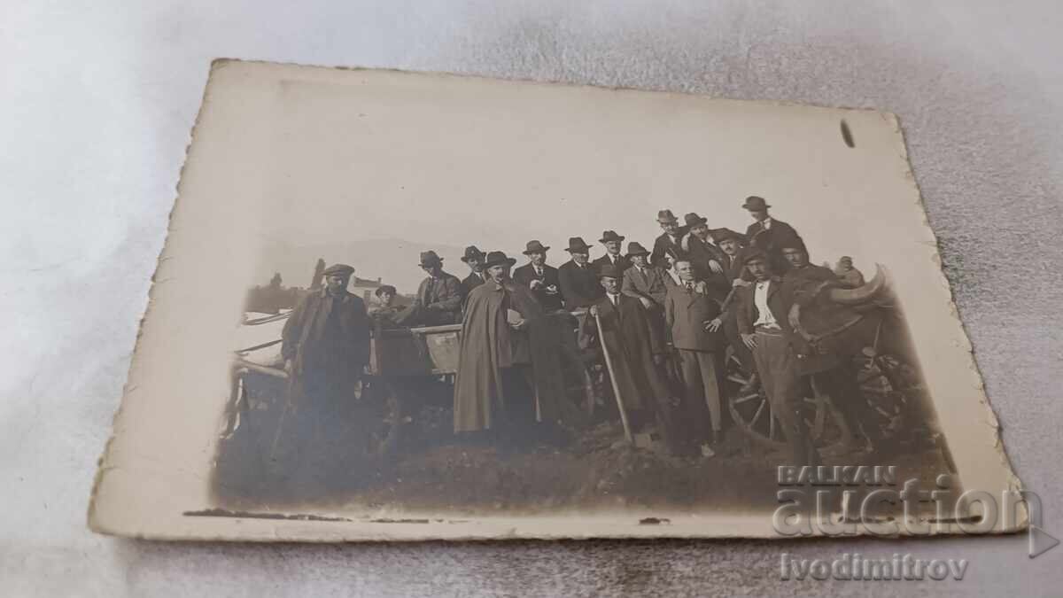 Снимка Мъже с две каруци Снимка Мъже с две каруци