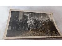 Φωτογραφία Άνδρες και γυναίκες με φτυάρια στον δρόμο