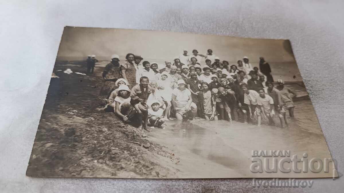Φωτογραφία Γυναικών, κοριτσιών και αγοριών στην παραλία