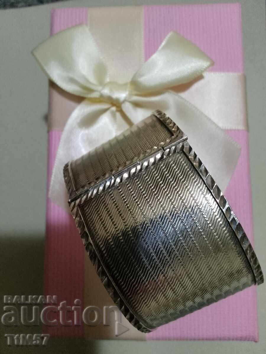 впечатляваща гривна  с камъни с цена € 383.47 | 750.00 лв.