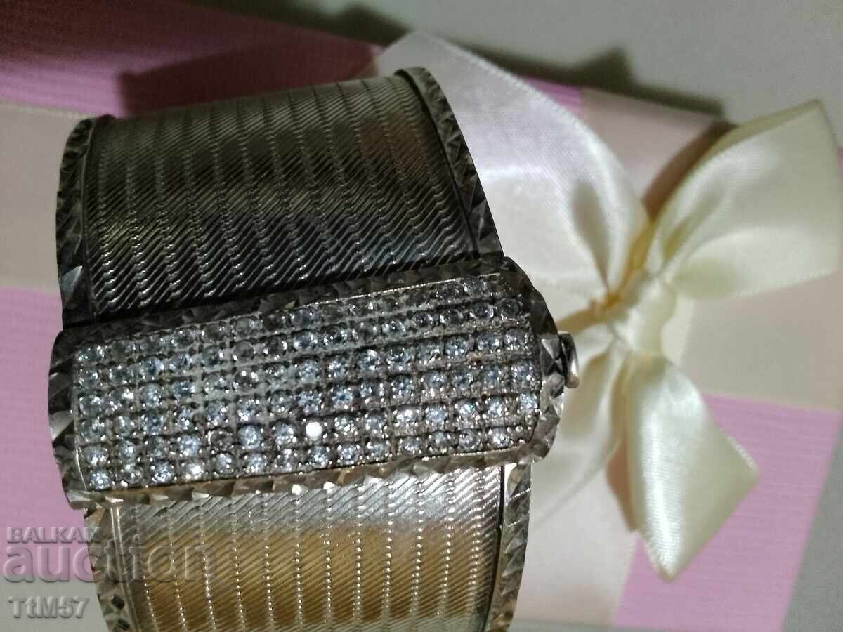 впечатляваща гривна с камъни впечатляваща гривна с камъни