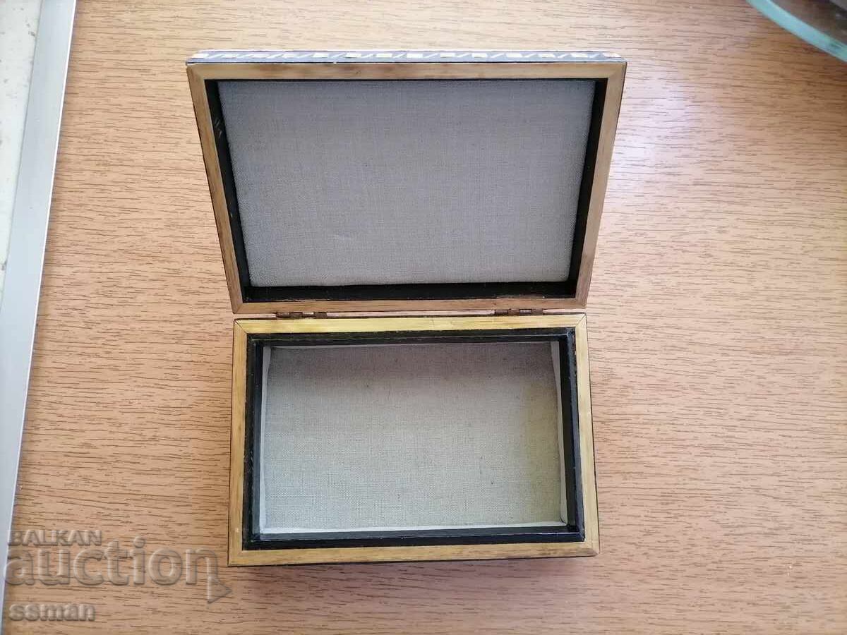 Аукцион дървена кутийка хатин Аукцион дървена кутийка хатин