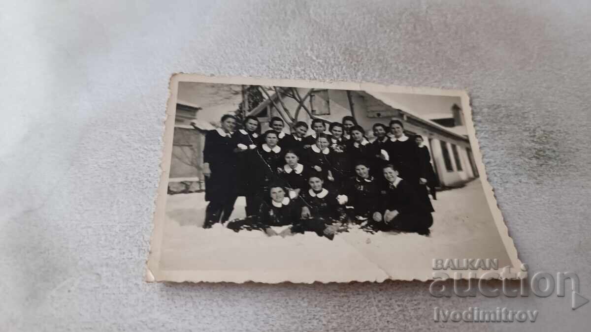 Φωτογραφία μαθητριών της V -β τάξης στον δρόμο τον χειμώνα του 1940