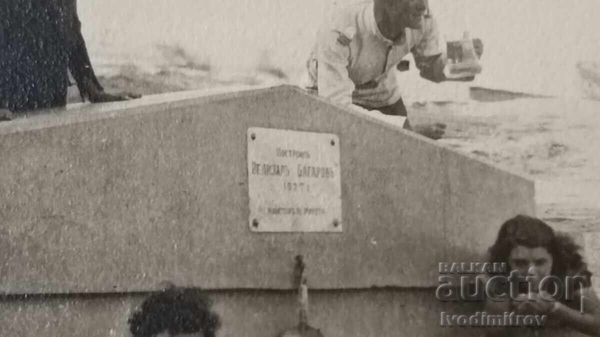 C-ca Ofițer și fete la cișmea, pictată de Velizar Bagarov cu preț 2.45 BGN | € 1.25