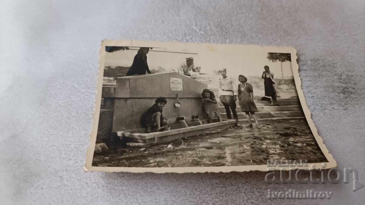 C-ca Ofițer și fete la cișmea, pictată de Velizar Bagarov