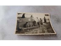 C-ca Ofițer și fete la cișmea, pictată de Velizar Bagarov