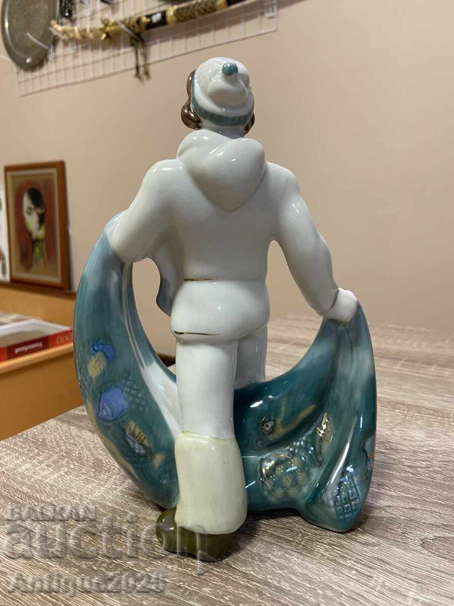 Порцеланова фигура „Рибар с мрежа“ с цена 50.00 лв. | € 25.56