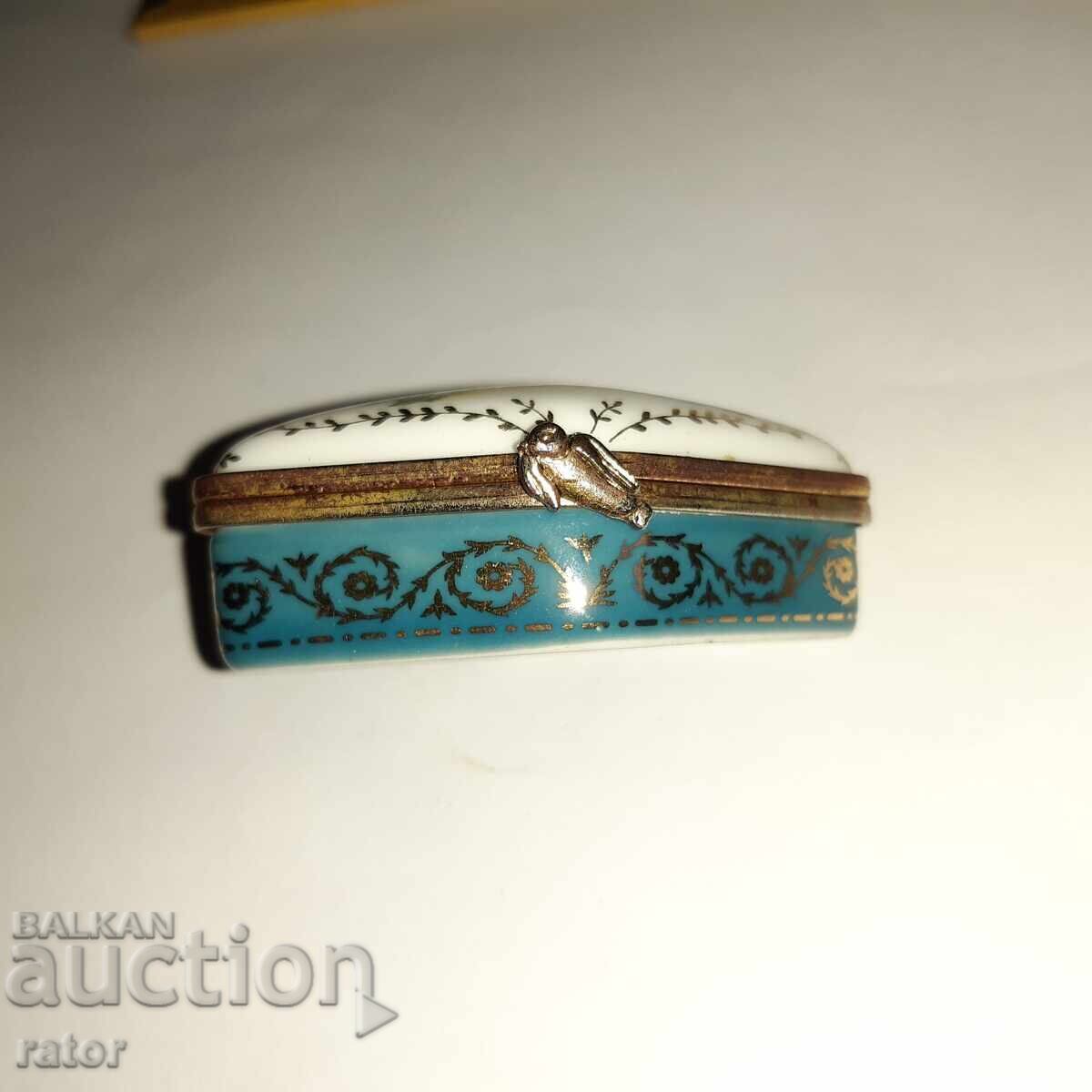 Auction  Elegant DEL PRADO Porcelain Box. Porcelain