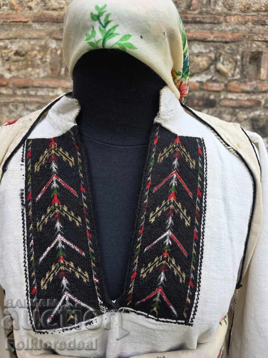 Δημοπρασία Γυναικεία παραδοσιακή φορεσιά από την πεδιάδα του Κουμάνοβο, με σπάνιο σαγιά