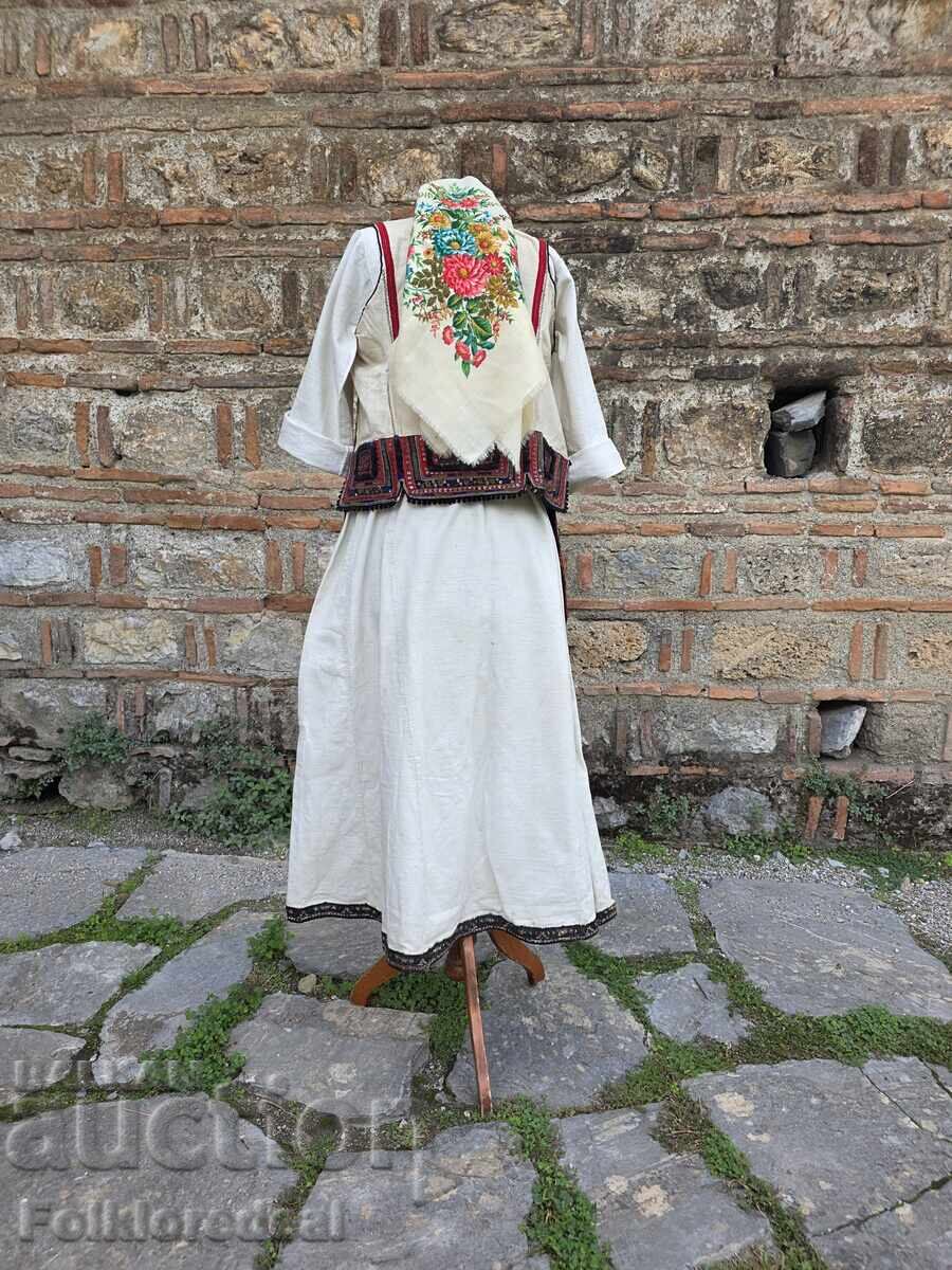 Παράδοση Γυναικεία παραδοσιακή φορεσιά από την πεδιάδα του Κουμάνοβο, με σπάνιο σαγιά