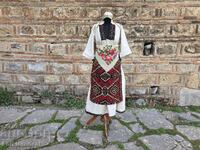 Γυναικεία παραδοσιακή φορεσιά από την πεδιάδα του Κουμάνοβο, με σπάνιο σαγιά