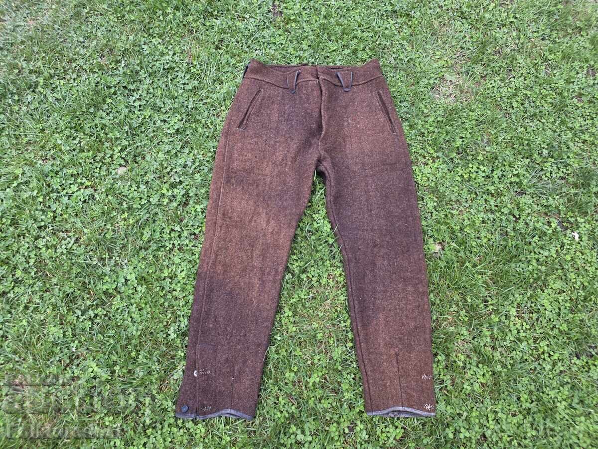 Δημοπρασία Ανδρικά μάλλινα παντελόνια, φανελένια, κομιτάδικα