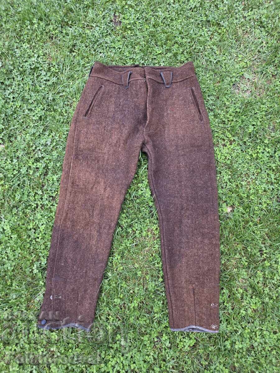 Παράδοση Ανδρικά μάλλινα παντελόνια, φανελένια, κομιτάδικα