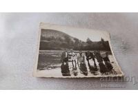 Fotografie Bărbați femei și băiat în râu