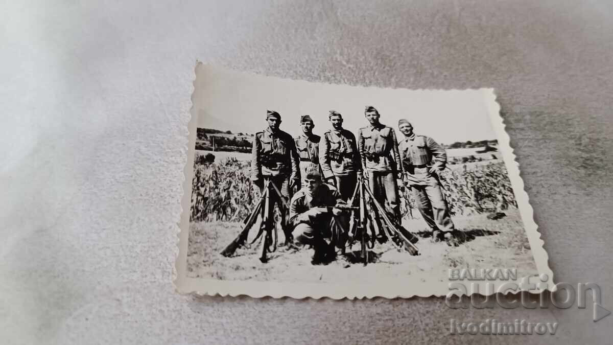 Снимка Офицер и войници