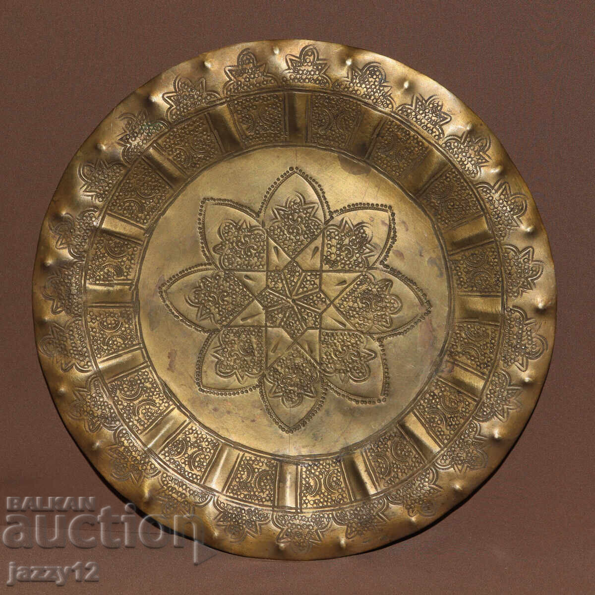 Veche farfurie din alamă, panou, decorațiune de perete, motive islamice cu preț 200.00 BGN | € 102.26 Veche farfurie din alamă, panou, decorațiune de perete, motive islamice cu preț 200.00 BGN | € 102.26