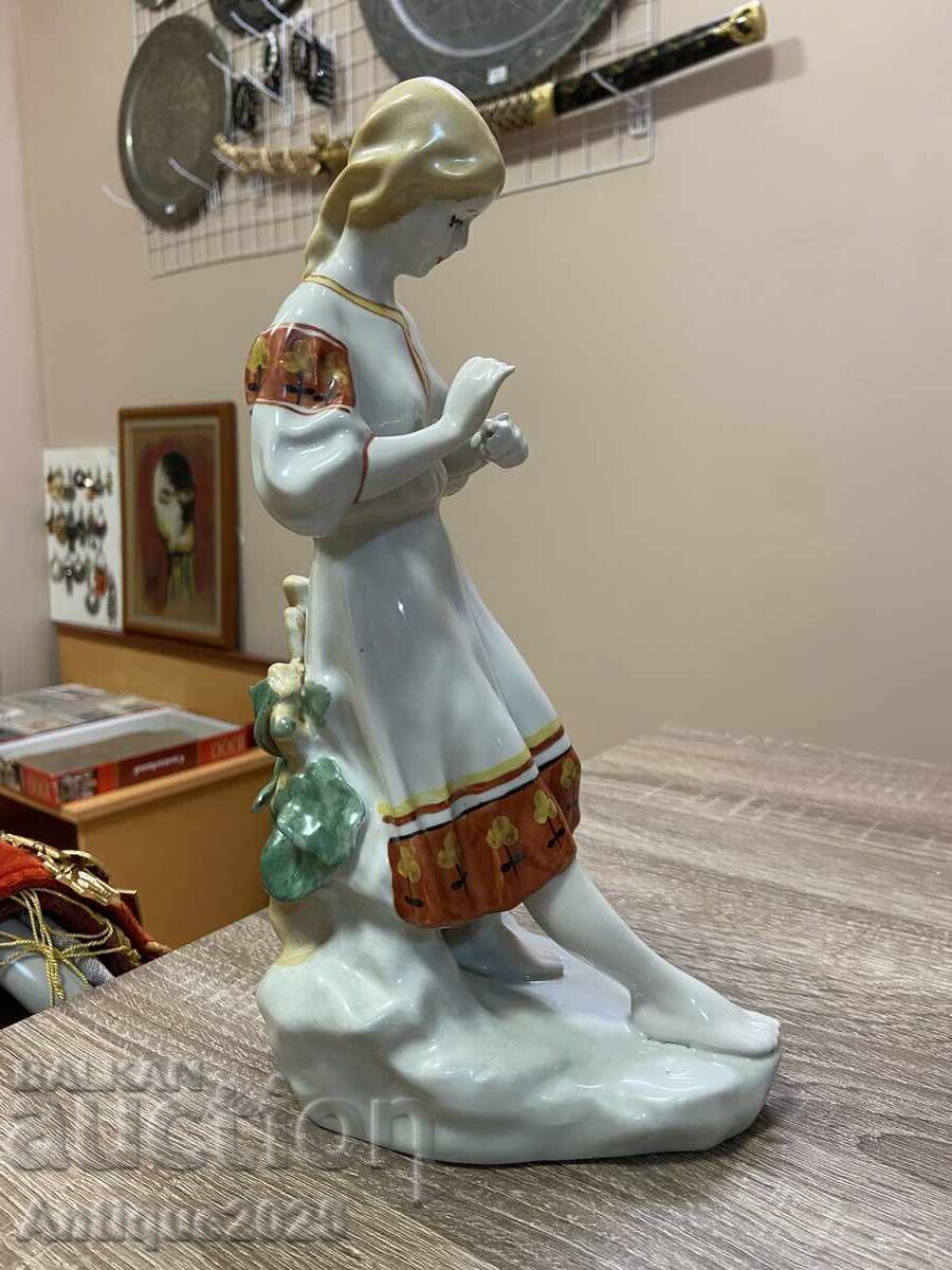 Πορσελάνινο ειδώλιο κοριτσιού "Μαντεύοντας τη μαργαρίτα" με τιμή 55.00 BGN | € 28.12