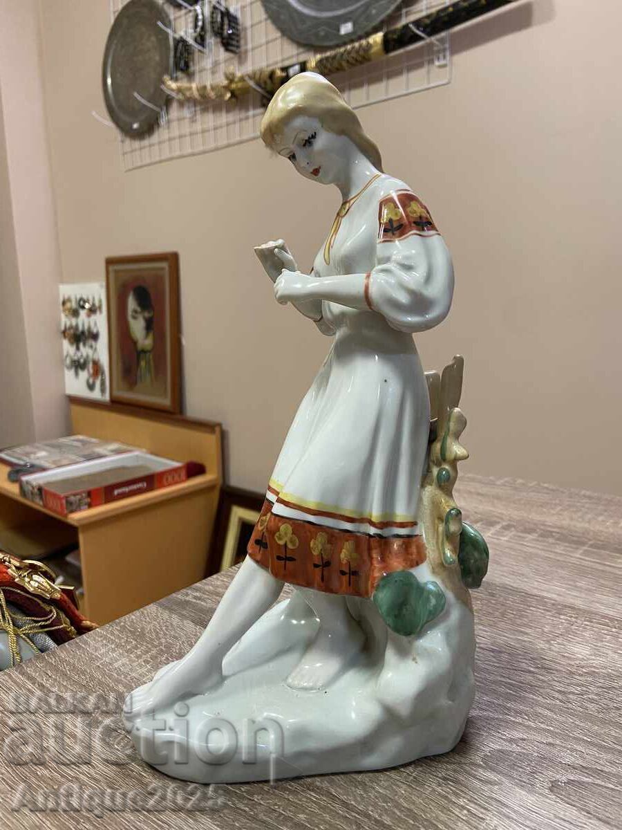 Πορσελάνινο ειδώλιο κοριτσιού "Μαντεύοντας τη μαργαρίτα"