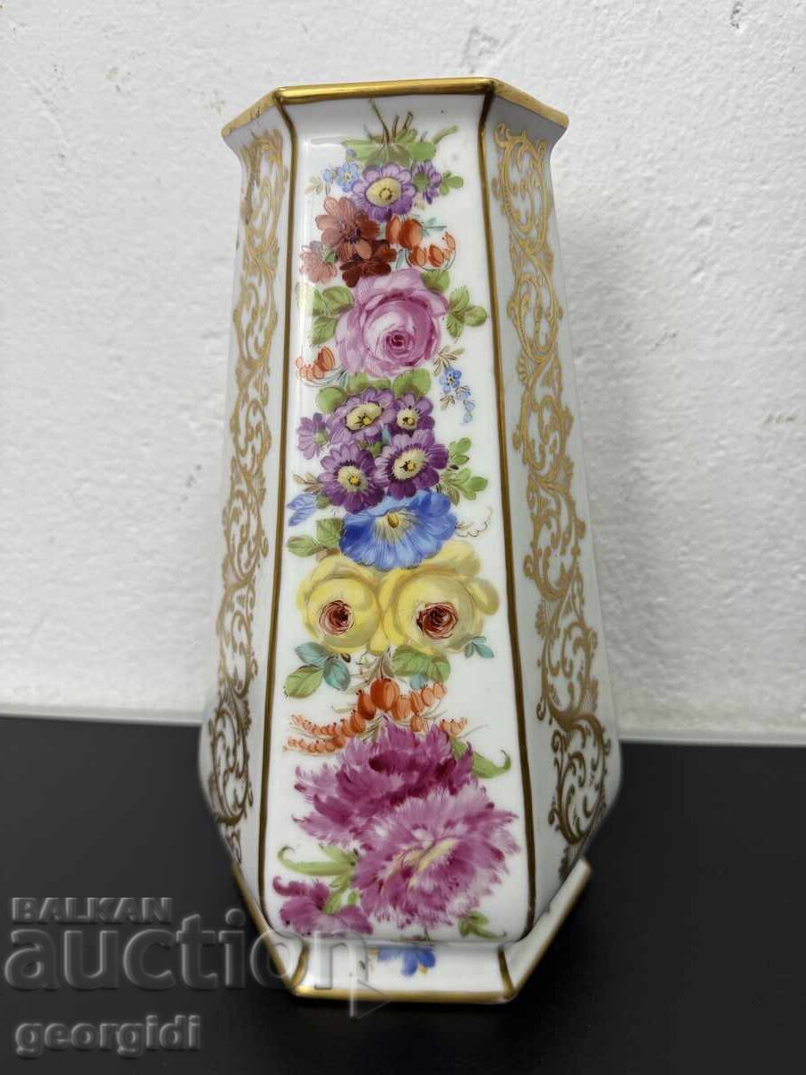 Vază de porțelan unică - Dresda. №7427 cu preț 260.00 BGN | € 132.94