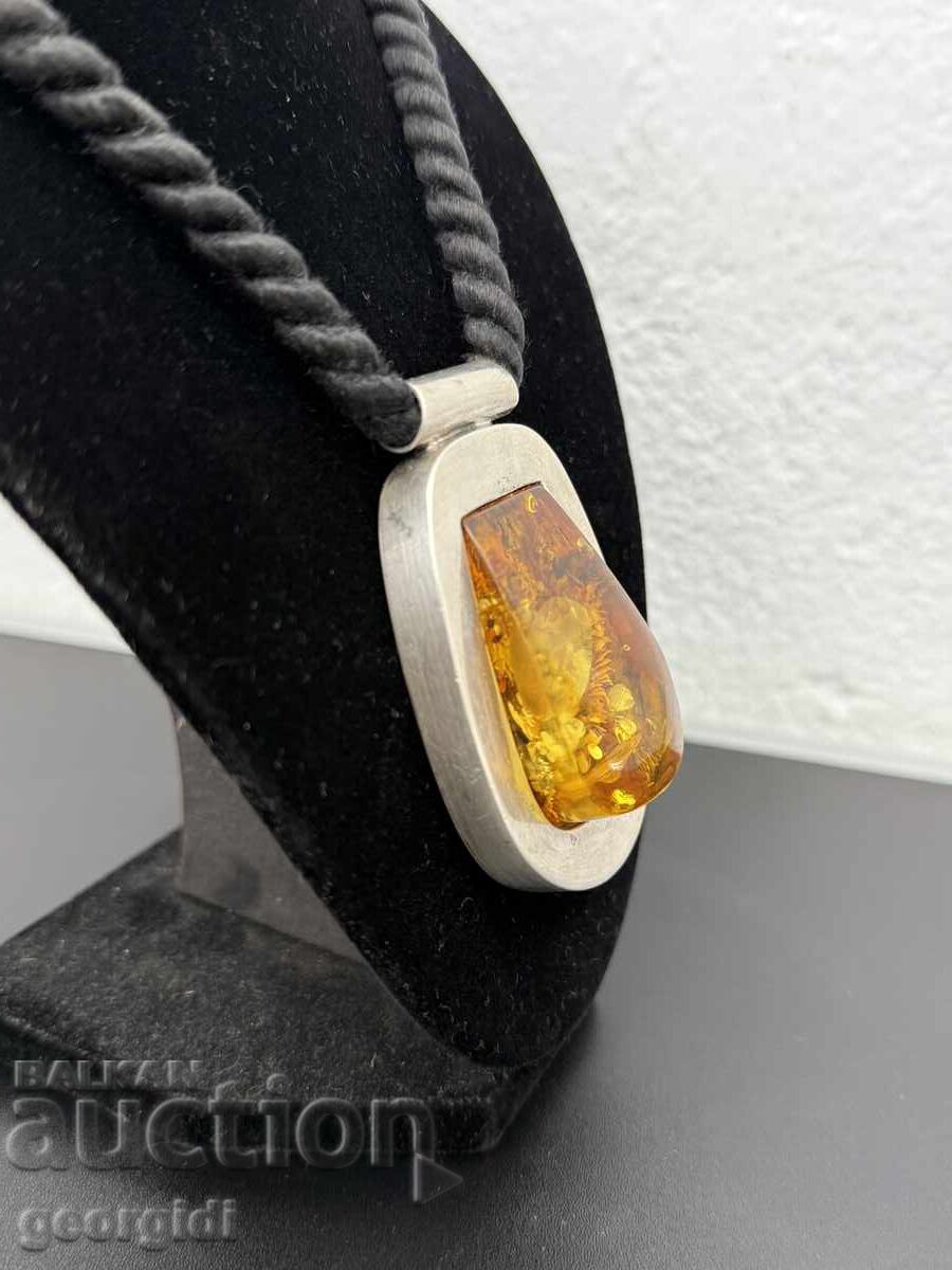 Δημοπρασία Ασημένιο μενταγιόν με Κεχριμπάρι. Νο. 7414 Δημοπρασία Ασημένιο μενταγιόν με Κεχριμπάρι. Νο. 7414